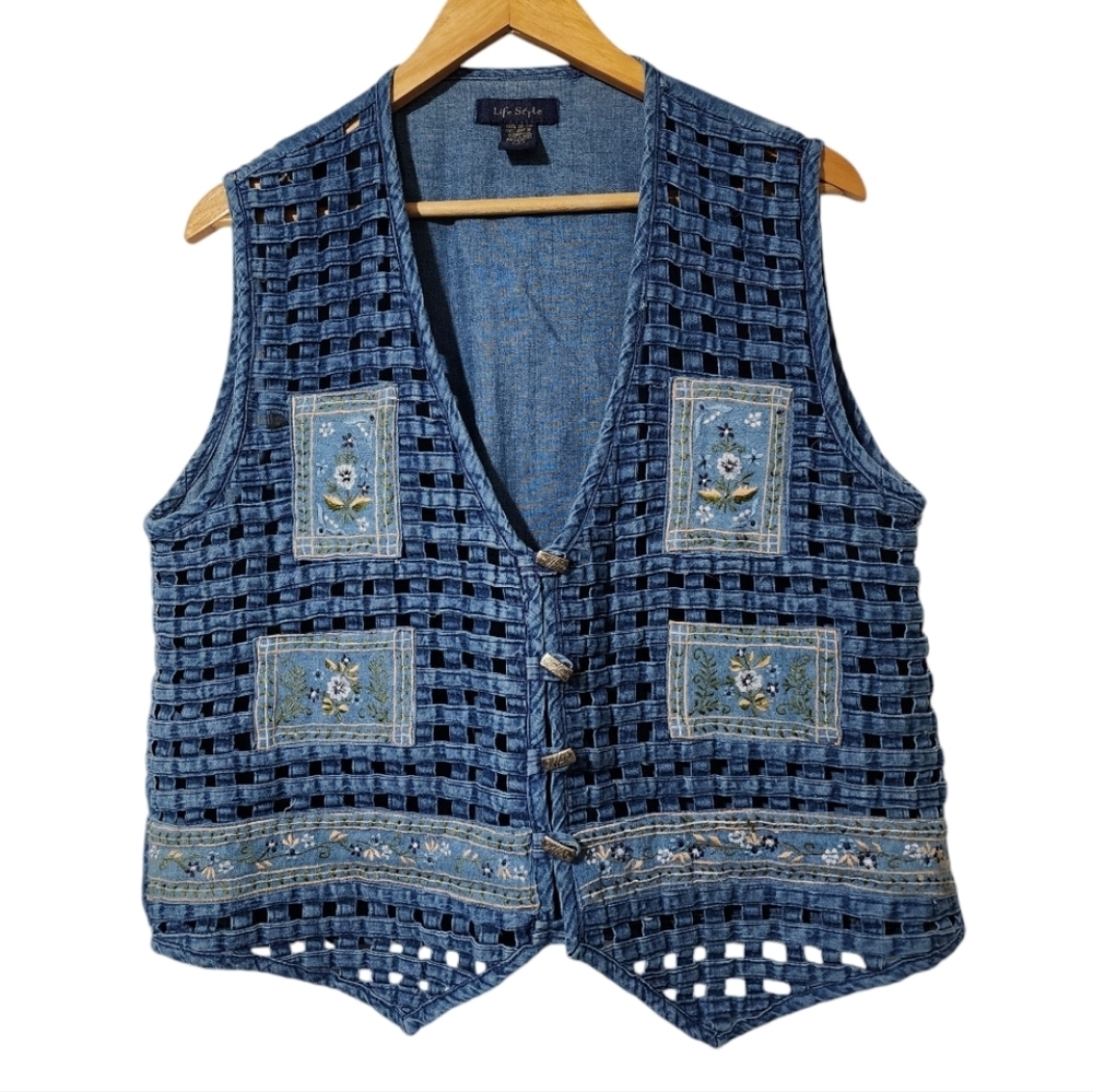 ​VTG Life Style Blue Embroidered Floral Lattice Crochet Cottagecore Vest